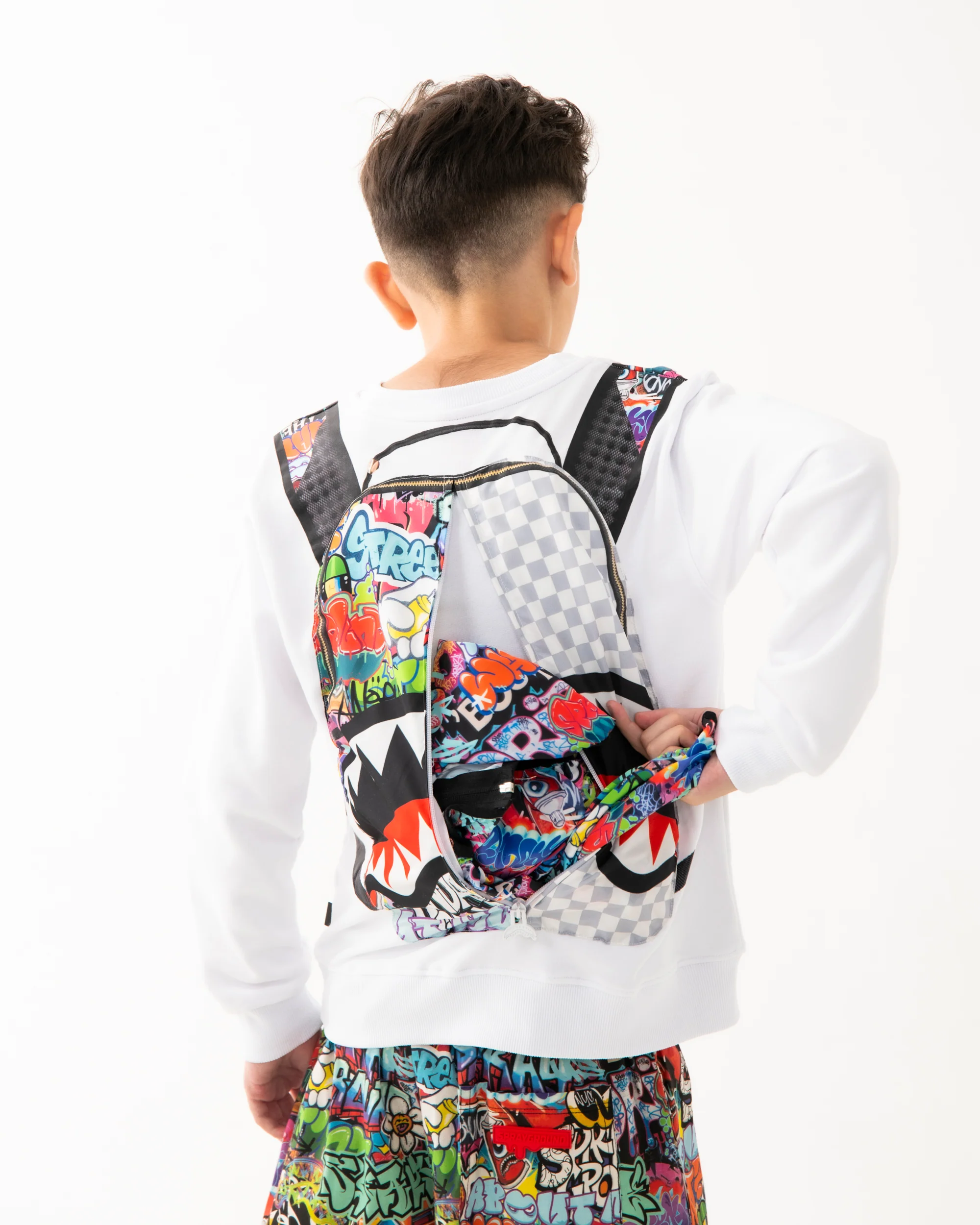 SPRAYGROUND WRITERS BACKPACK IN THE WHITE CREWNECK - Image 4